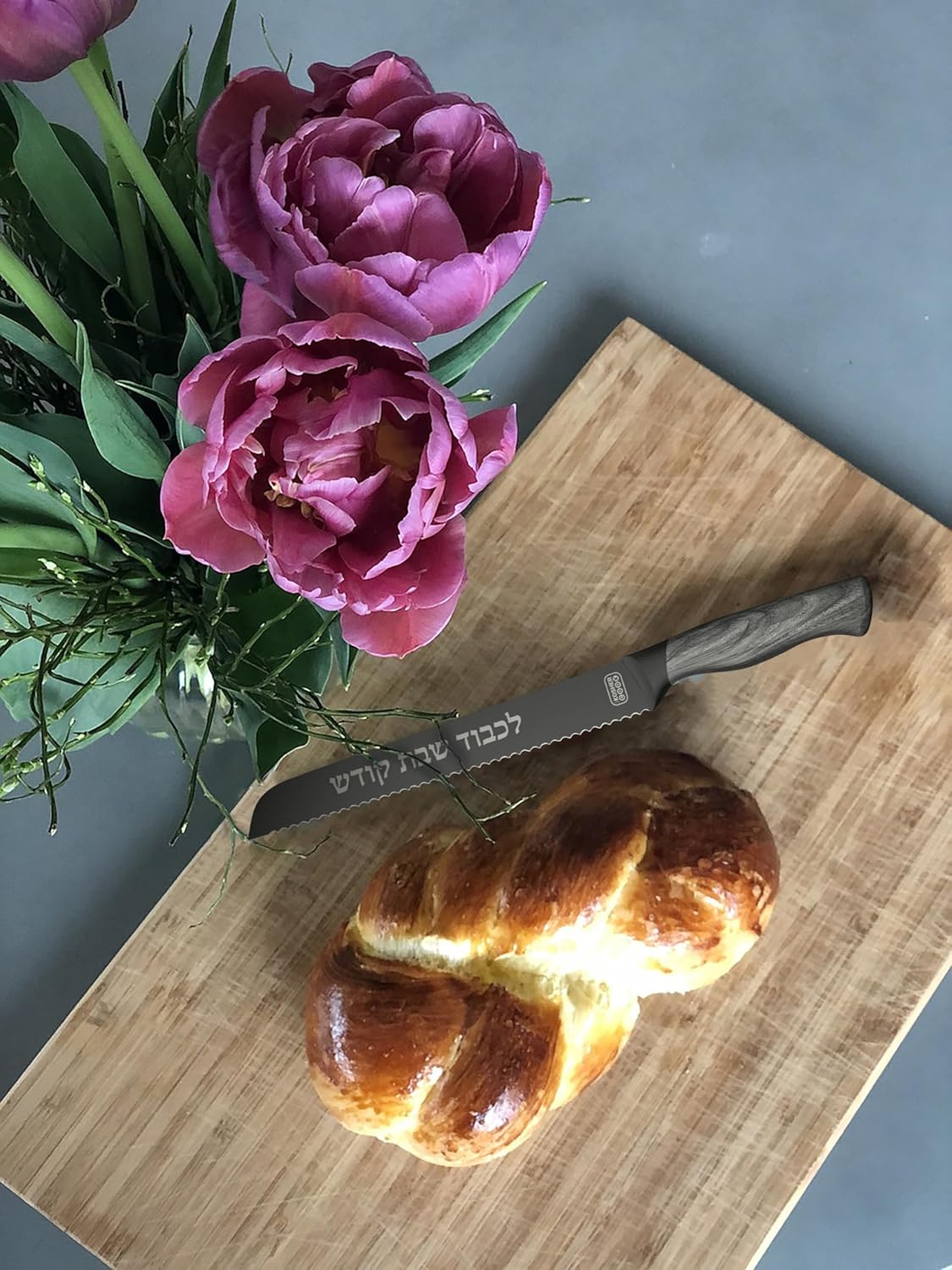 Sleek Stainless Steel Serrated Bread Knife