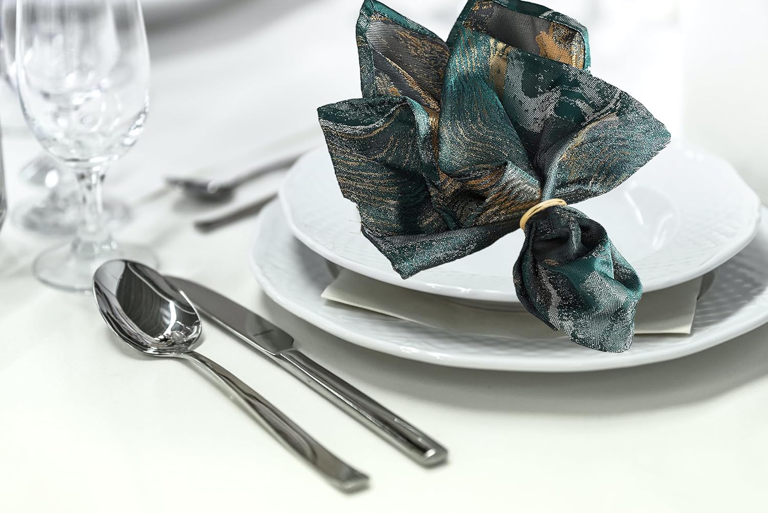 10-Piece Gold Stainless Steel Napkin Rings Modern Elegance for Dining Weddings
